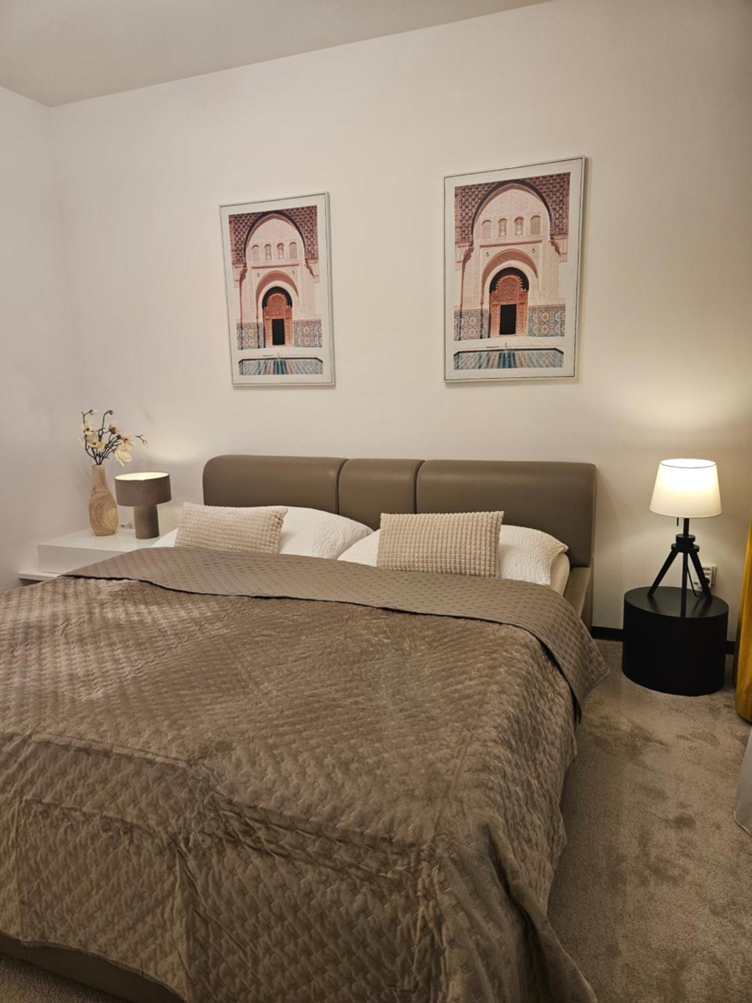 Rose Luxury Apartment & 24H Self Check-In With Private Parking Banská Bystrica Exterior foto