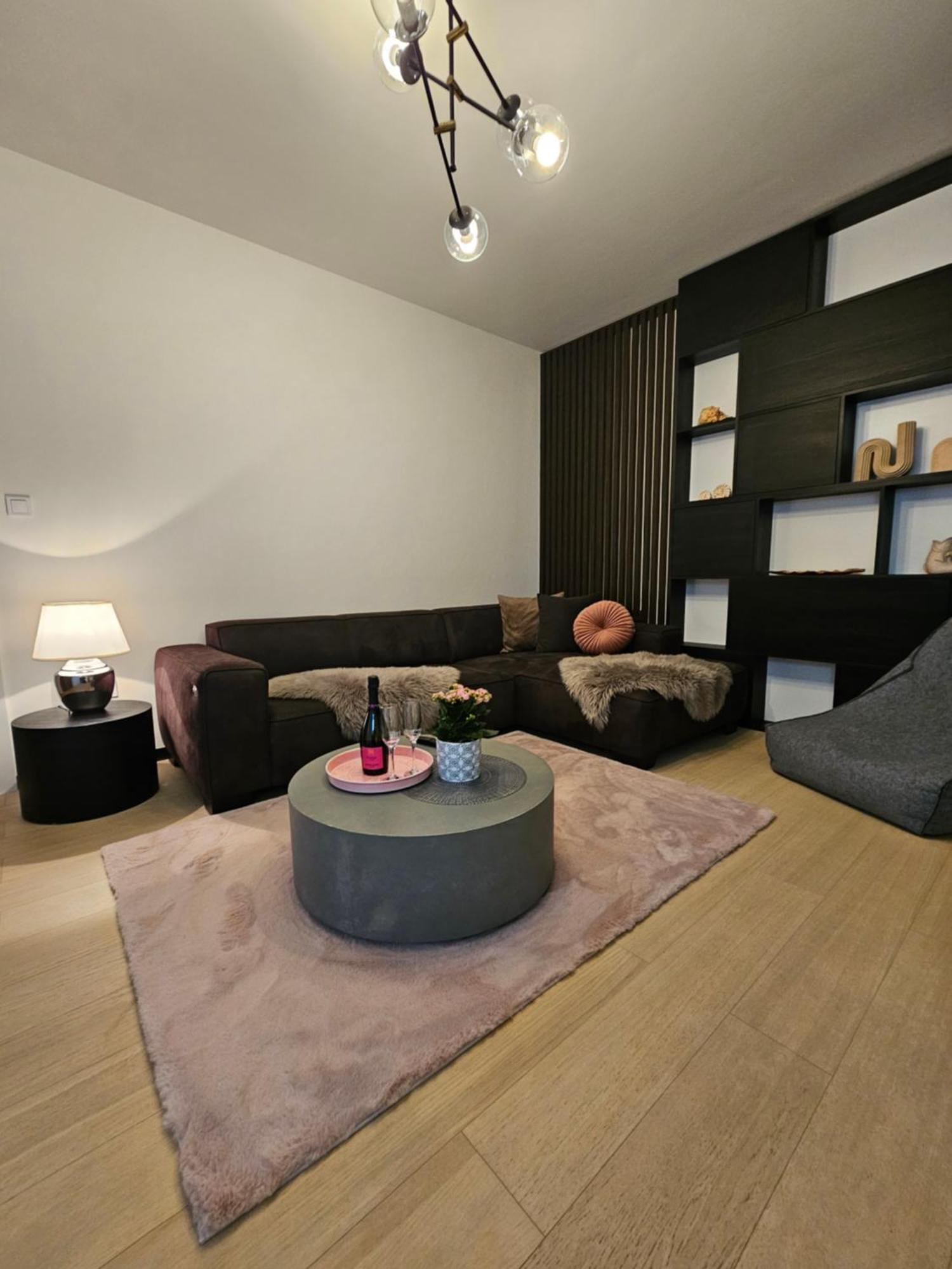 Rose Luxury Apartment & 24H Self Check-In With Private Parking Banská Bystrica Exterior foto